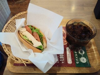 Furesshunesubaga - モーニングのホットドッグセット420円はツナトマトドッグ(通常260円税込)とアイスコーヒー(通常210円税込)