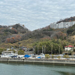 ガンツウ - 山の上に見える建物は「ベラビスタマリーナ＆スパ」