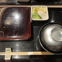 うなぎ 目白ぞろ芽 - お店は新しいけど重箱が傷だらけなのが気になる