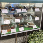 富士 - 店舗外、道路に面したショーケース
      価格は税込みで、とても良心的です