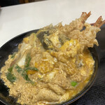 富士 - えび天2尾、獅子唐天、海苔天の上には出汁の旨味たっぷりのトロトロ卵とじがたくさん載っています