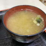 富士 - 味噌汁の具はワカメとねぎのシンプルな構成ですが、出汁がよく効いてとても美味しいです