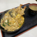 富士 - 丼ものには味噌汁と沢庵がつきます
      麺類を一緒に注文すると、味噌汁はつきません