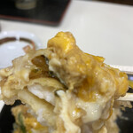 富士 - 天ぷらはつゆを含んでフワフワの部分だけでなく、サクサクのところも残っています