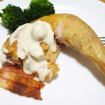 ボーノ - モモ１本  切り分けました   リンゴのクリームソースが付いて来ました。