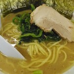 たかさご家 - ラーメン並、ほうれん草の盛りが良いですね。