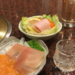 肉の森田屋 - 食前酒（梅酒、右）、前菜の生ハムドレッシング添えと
            和風ドレッシングのハムサラダ