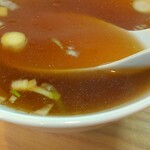 中華料理 鳳凰 - この中華スープが美味いんだなぁ。絶対必要です。まずはひと口、ずずー、ほんのりと生姜の香りが食欲をそそります。