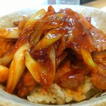 中華料理 鳳凰 - 長葱の白くてやわらかめなところと、豚肉を炒めたの。