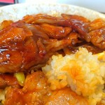 中華料理 鳳凰 - ご飯が進みます。白飯とお肉をなるべくバランス良く食べていくわけですね。するってーと、お肉が想像以上に多いことに気付きました。あ~、なんて贅沢なゴハン。