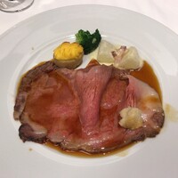 レストラン カスケード - 牛ロース肉のロースト ヨークシャープデング添え