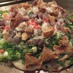 おうさか苑 - 生地をうすく鉄板の上にひき、その上に青ねぎ＋さっと炒めた油かすをトッピング！