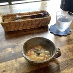 ジャム cafe 可鈴 - スープは必ず最初に運ばれてきます。今日は「ハーブ入り野菜スープ」。