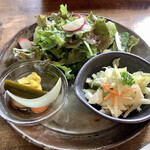 ジャム cafe 可鈴 - グリーンサラダ(上)、自家製ピクルス(左)、レタサイのコールスロー(右)