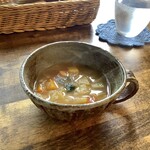 ジャム cafe 可鈴 - 【週替わりランチ(1,050円)のスープ】ハーブ入り野菜スープ