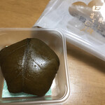 松栄堂 - 丁寧に青紫蘇で包まれてる