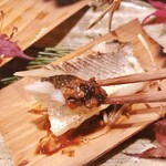 酒肴 大阪まんぷく堂 - カマスの杉焼き 銀杏味噌で