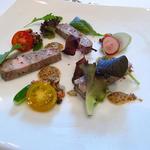綱町三井倶楽部 - レンズ豆のサラダとテリーヌを一緒に盛って