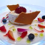綱町三井倶楽部 - ヌガーグラッセと季節のフルーツ添え