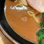 輝道家 - 醤油感が強くコクもあるスープ。