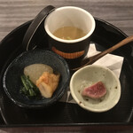 Shukouya Chiru - お通し
                        カニ味噌豆腐、鶏砂肝、八重山かまぼこの煮物