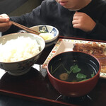 信川円 - 白焼きご飯を食べる孫 (五歳男児)