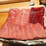 すが弥 - 今夜の踊り子さんです。いずれも大間からやってきました。約180Kgの魚体です