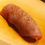 すが弥 - 大間の大トロです。蛇腹部位を軽く炙ります