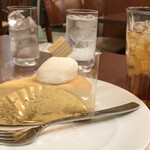 シャポーブラン - パルメザンスフレチーズケーキ＆烏龍茶