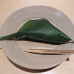 銀座 しのはら - 葛饅頭(笹で巻かれています)