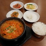 韓国料理 漢拏 - キムチチゲ（900円）
