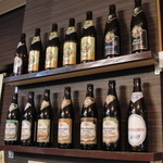 沢山ビール瓶が並んでいます