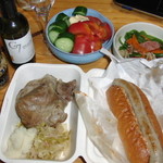 アイスバインとジャーマンドック（ワインや野菜サラダなどは自宅で用意したものです）