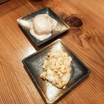 そば うどん 田八 - 手前:豆腐餅、奥:くるみ餅