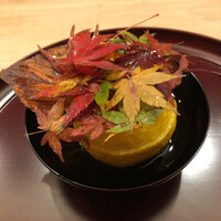 東茶屋 なかむら - 加能蟹の飯蒸し 柚子釜仕立て 紅葉あしらい
                    →風流な盛り付けの一品(^^)