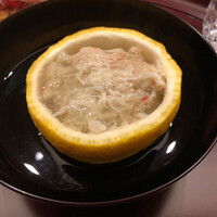 東茶屋 なかむら - 流石の加能蟹！蟹身の味わいが深い！蟹味噌もピュアな素晴らしい味わい！その両者を飯蒸しで(^^)また柚子をお好みで絞って…香りと酸味が心地良く…旨い！