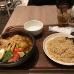 カレー食堂 心 - 14種野菜と骨付きチキンのスープカレー(玄米)