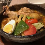 カレー食堂 心 - 14種野菜と骨付きチキンのスープカレー(玄米)