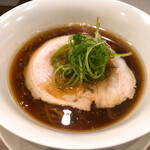 創作麺工房 鳴龍 - 醤油拉麺(麺少なめ)   900円