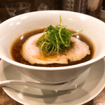 創作麺工房 鳴龍 - 醤油拉麺(麺少なめ)   900円