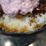 Itou Shouten - 「伊藤商店」の「ソースチキンカツ丼タルタル」。ソースのご飯へのかかり方。