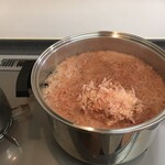 信川円 - 山のような鰹節削り節 (まるてん製の血合い抜き)