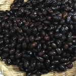 信川円 - まる三日間かけて炊いた丹波黒豆。これから薄蜜に漬け、その後、濃蜜で仕上げる。