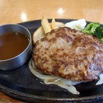 ビッグボーイ - 手ごねハンバーグ150ｇ６２８円にしましたよ。 ソースは、デミグラとオニオンからチョイスできます。 今回はデミグラにしました。 ハンバーグの下にはオニオンが、そしてポテトとブロッコリーがついていました