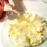シェ・トト - 花びらのように薄く削られたチーズ。羊のミルクのコクと香りが口の中に広がります