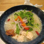 Idonokafe Terasu Ando Nana - 蒸し鶏と地元野菜の中華がゆ です。