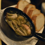 ワインバー バッカス - 人気の海老としめじのアヒージョ、バゲット付き（９００円）２０２０年１２月