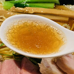 麺屋 さくら井 - ・・特製味玉らぁ麺（醤油） スープ アップ