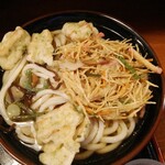 Daisukeudon - かけうどん、ごぼうかき揚げ、ちくわいそべ揚げ、山菜