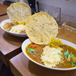 レインボウスパイス食堂 かぶと - ダブルカリー、ポークビンダルーと限定カリー(この日はチキンカリー)